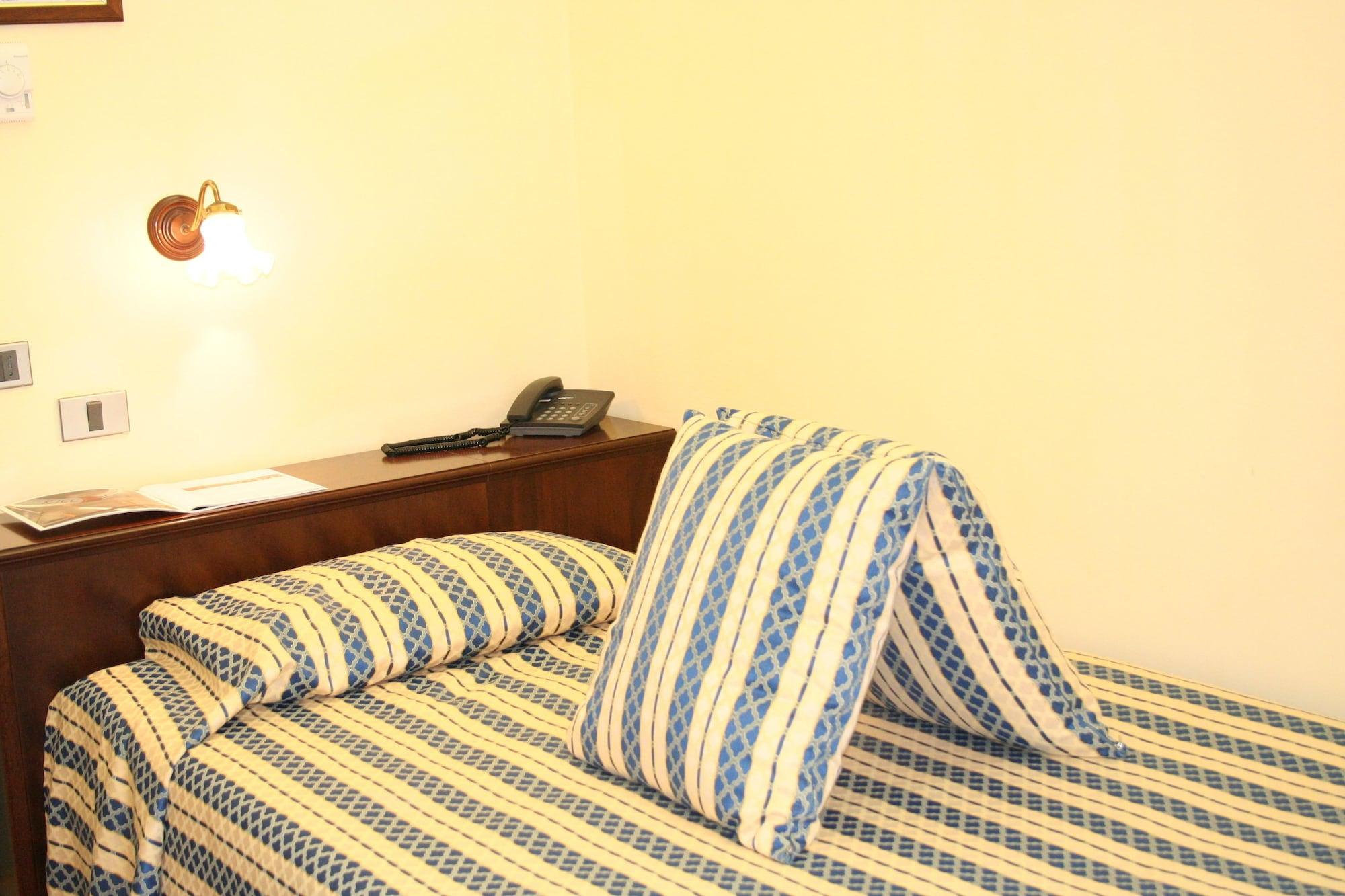 Hotel Milano Helvetia - In Centro Con Piscina Riccione Eksteriør billede