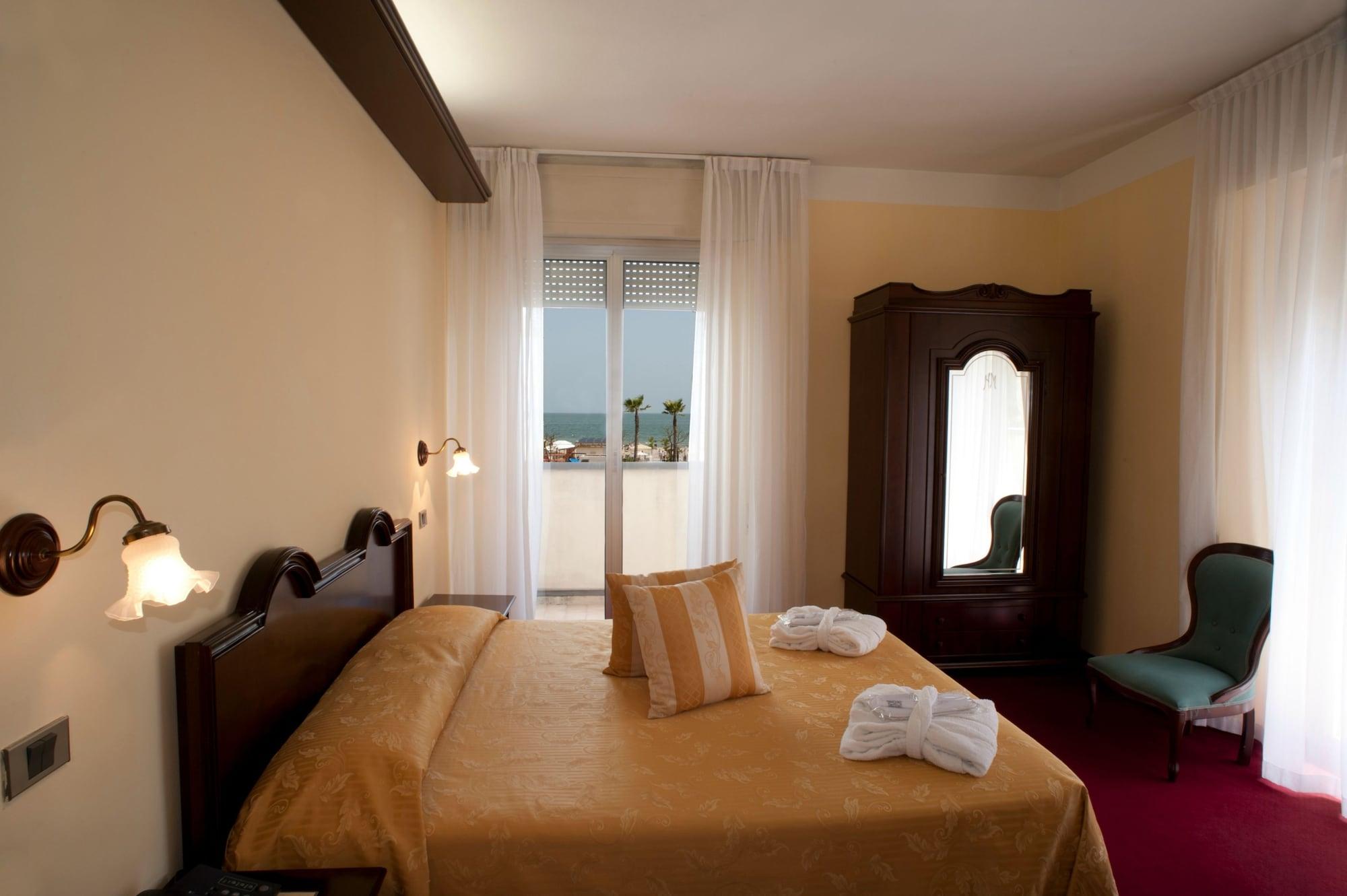 Hotel Milano Helvetia - In Centro Con Piscina Riccione Eksteriør billede