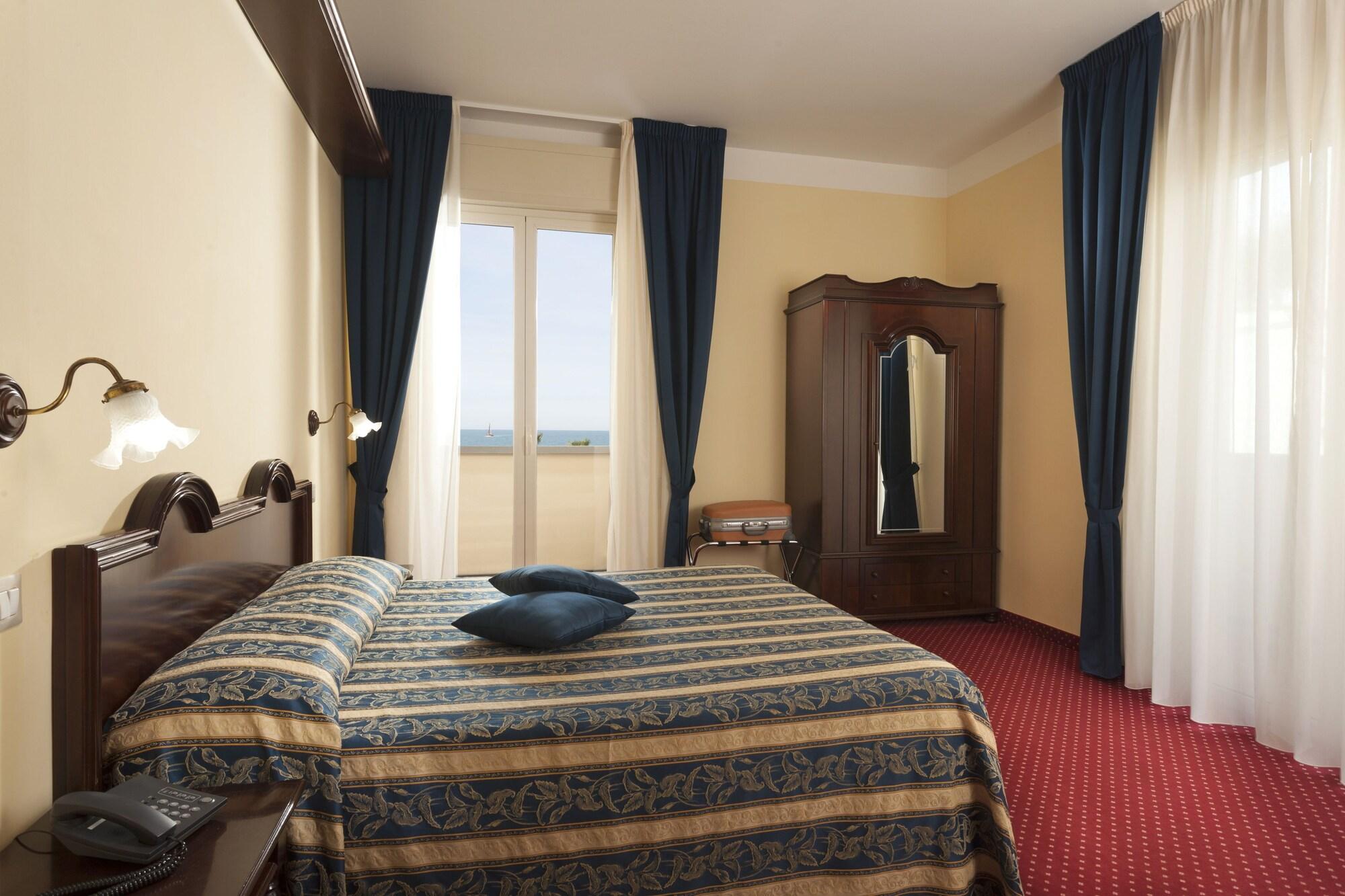 Hotel Milano Helvetia - In Centro Con Piscina Riccione Eksteriør billede