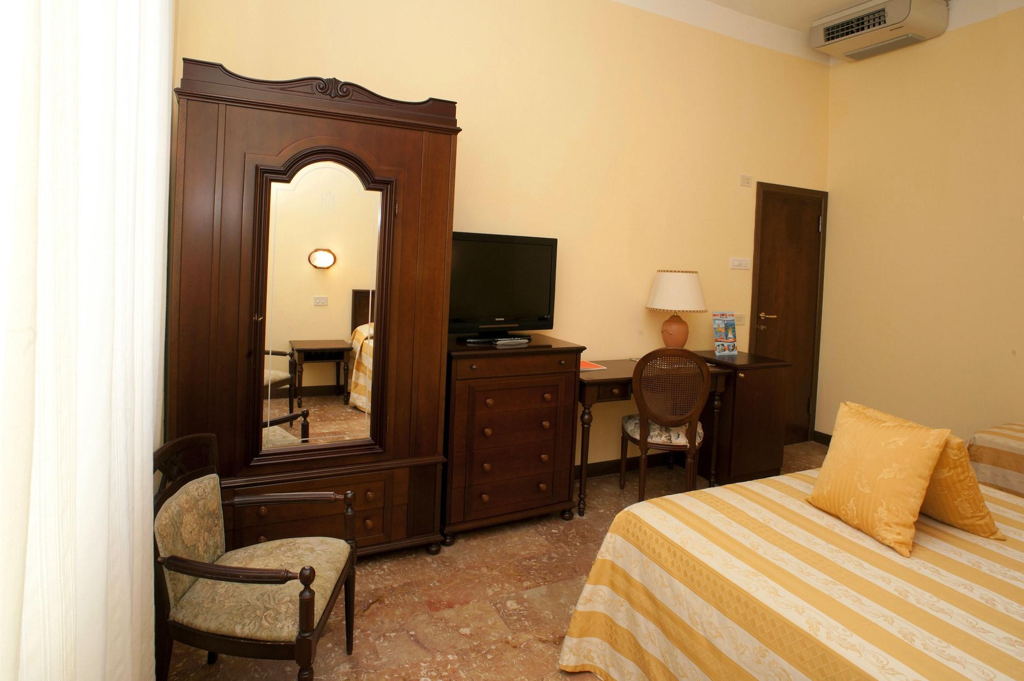 Hotel Milano Helvetia - In Centro Con Piscina Riccione Eksteriør billede