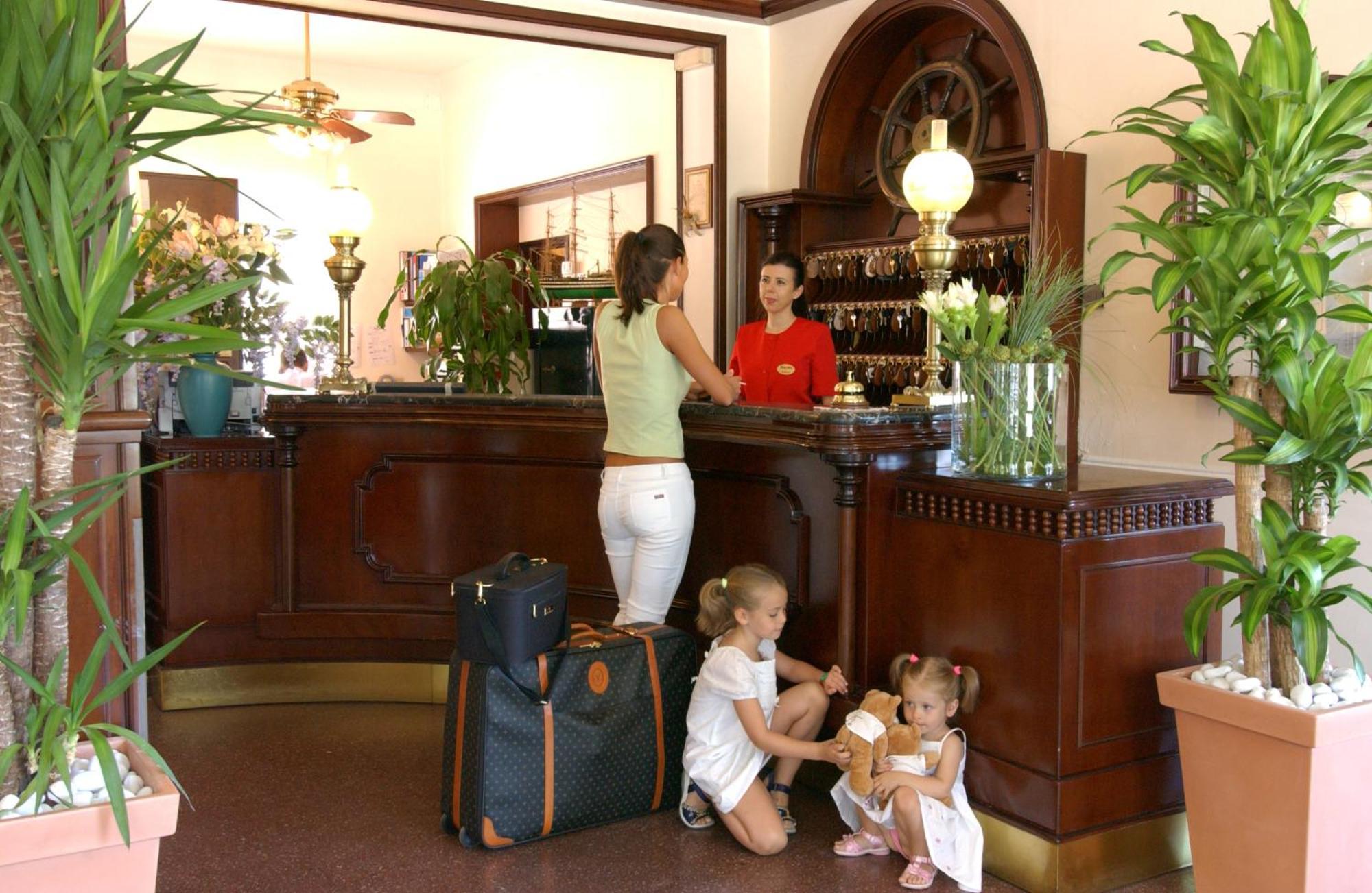 Hotel Milano Helvetia - In Centro Con Piscina Riccione Eksteriør billede