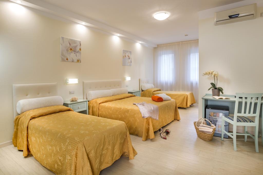 Hotel Milano Helvetia - In Centro Con Piscina Riccione Eksteriør billede