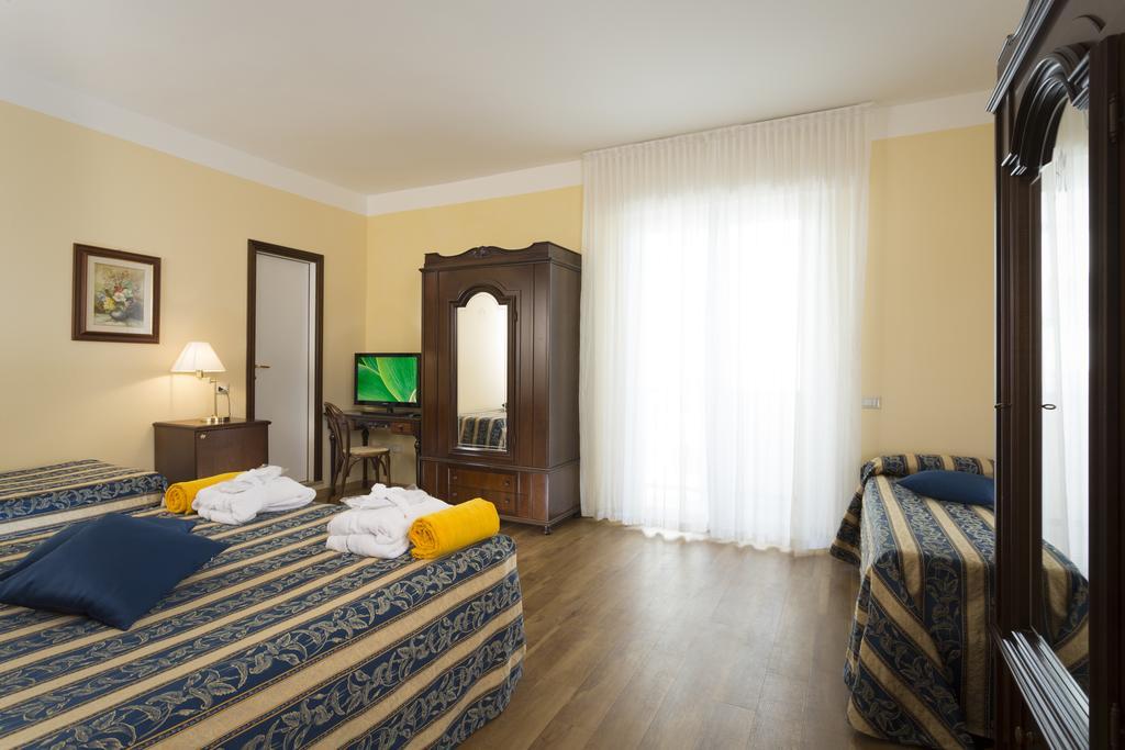 Hotel Milano Helvetia - In Centro Con Piscina Riccione Eksteriør billede