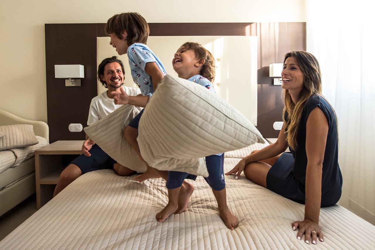 Hotel Milano Helvetia - In Centro Con Piscina Riccione Eksteriør billede