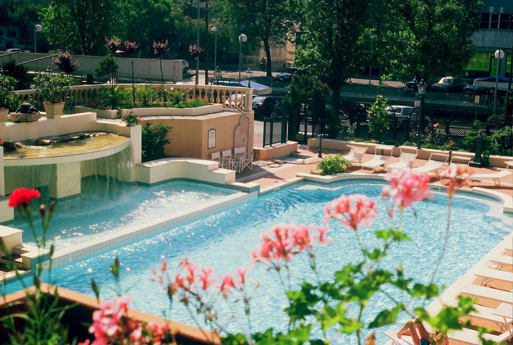 Hotel Milano Helvetia - In Centro Con Piscina Riccione Eksteriør billede