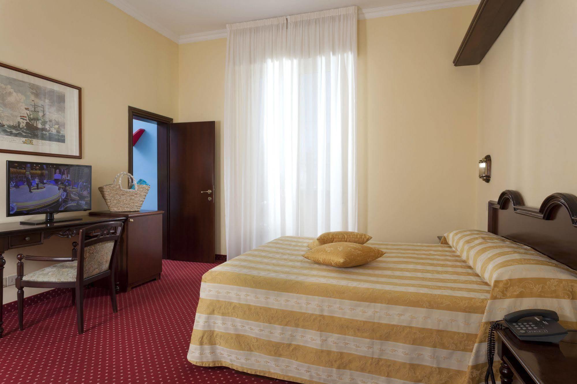 Hotel Milano Helvetia - In Centro Con Piscina Riccione Eksteriør billede