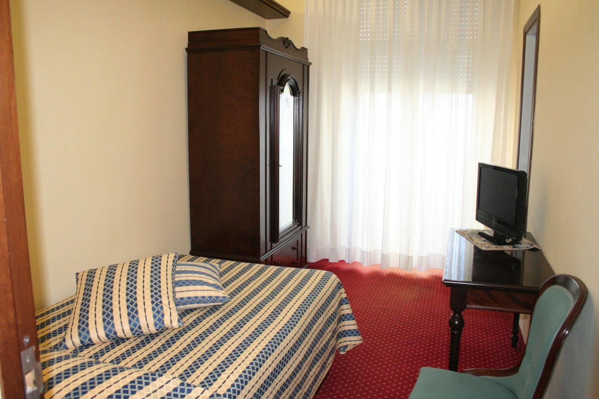 Hotel Milano Helvetia - In Centro Con Piscina Riccione Eksteriør billede